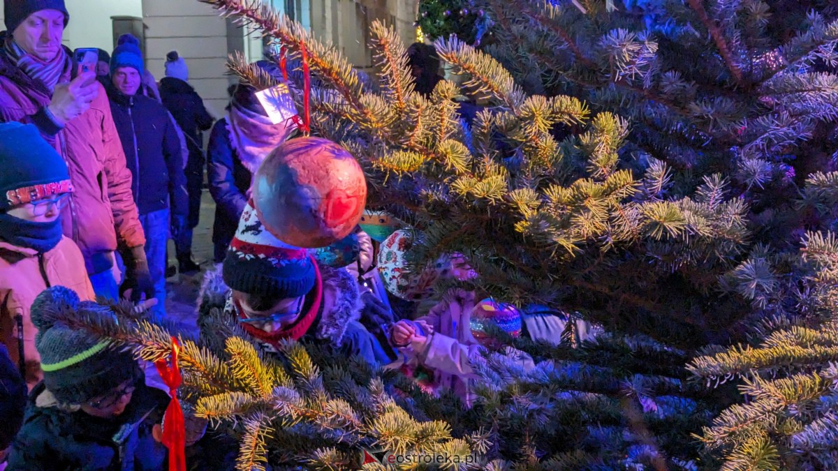 I KurpiowskiJarmark Bożonarodzeniowy w Ostrołęce - strojenie choinki [10.12.2023] - zdjęcie #19 - eOstroleka.pl