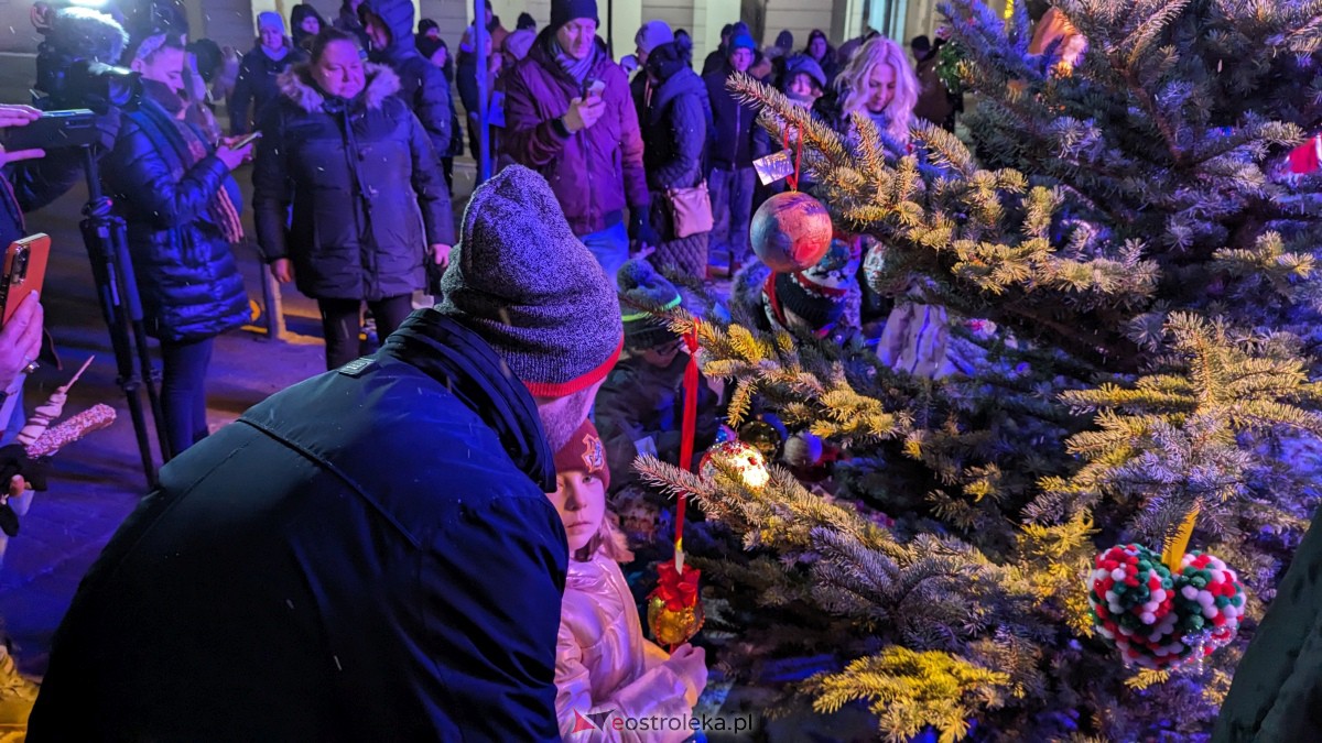 I KurpiowskiJarmark Bożonarodzeniowy w Ostrołęce - strojenie choinki [10.12.2023] - zdjęcie #18 - eOstroleka.pl