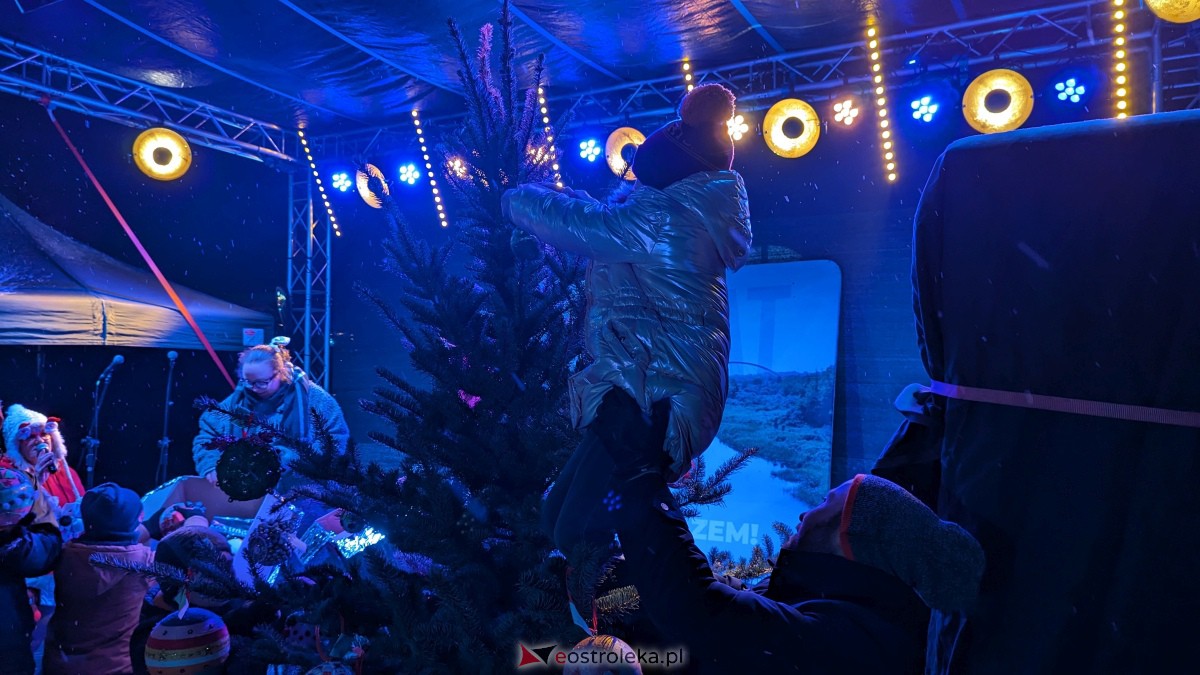 I KurpiowskiJarmark Bożonarodzeniowy w Ostrołęce - strojenie choinki [10.12.2023] - zdjęcie #17 - eOstroleka.pl