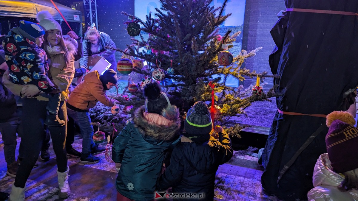 I KurpiowskiJarmark Bożonarodzeniowy w Ostrołęce - strojenie choinki [10.12.2023] - zdjęcie #16 - eOstroleka.pl