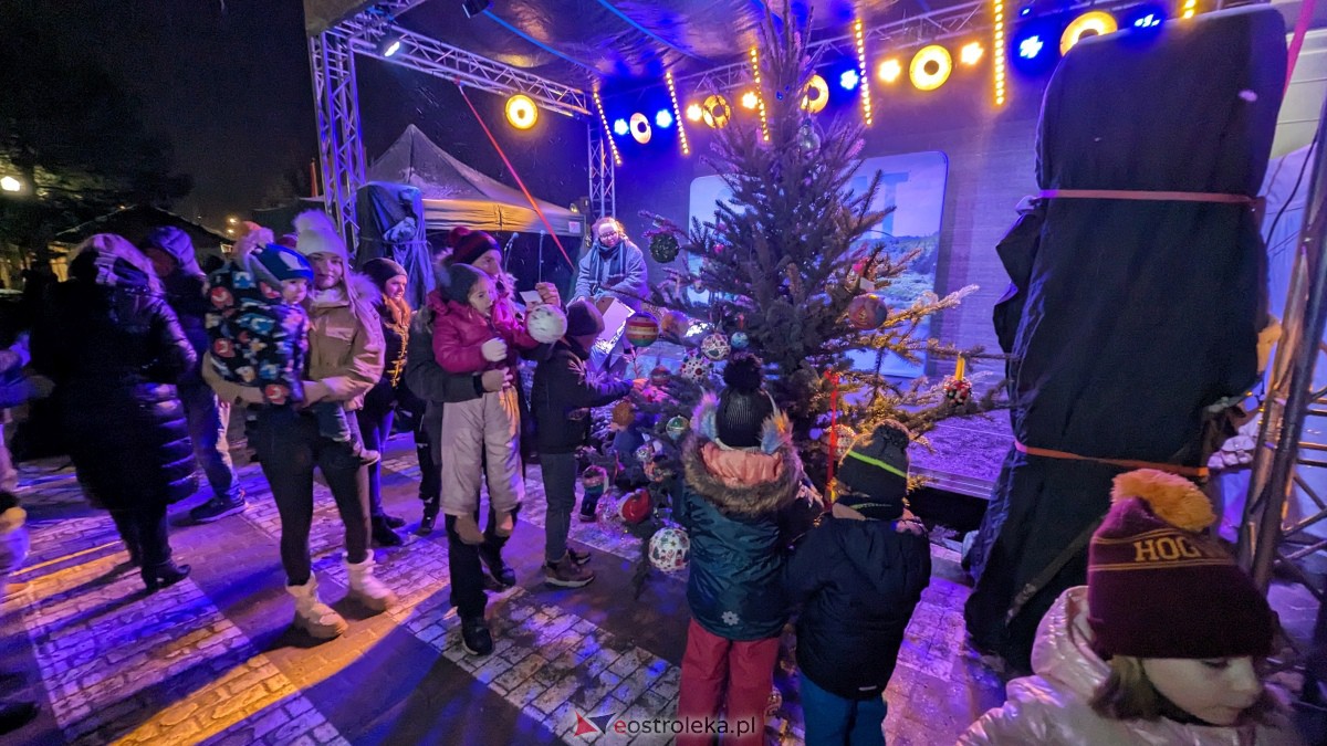 I KurpiowskiJarmark Bożonarodzeniowy w Ostrołęce - strojenie choinki [10.12.2023] - zdjęcie #15 - eOstroleka.pl