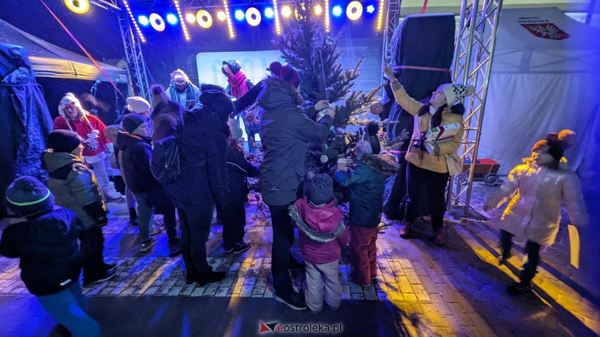 I KurpiowskiJarmark Bożonarodzeniowy w Ostrołęce - strojenie choinki [10.12.2023] - zdjęcie #14 - eOstroleka.pl