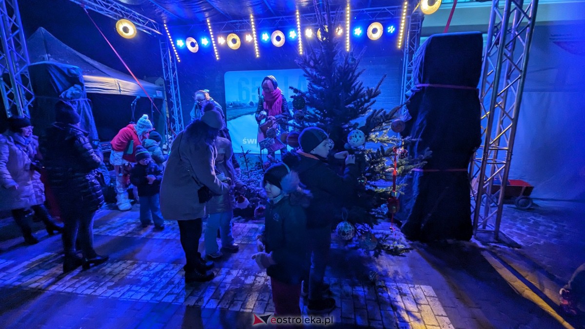 I KurpiowskiJarmark Bożonarodzeniowy w Ostrołęce - strojenie choinki [10.12.2023] - zdjęcie #13 - eOstroleka.pl
