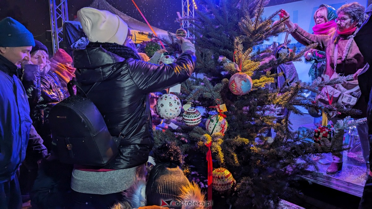I KurpiowskiJarmark Bożonarodzeniowy w Ostrołęce - strojenie choinki [10.12.2023] - zdjęcie #12 - eOstroleka.pl