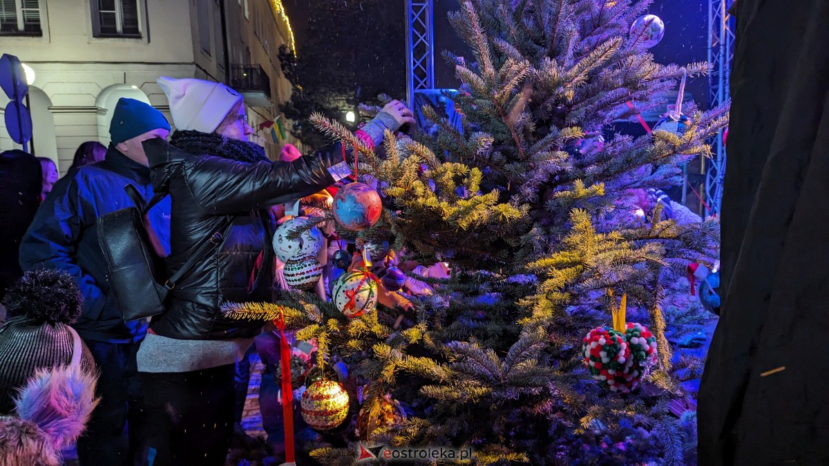 I KurpiowskiJarmark Bożonarodzeniowy w Ostrołęce - strojenie choinki [10.12.2023] - zdjęcie #10 - eOstroleka.pl