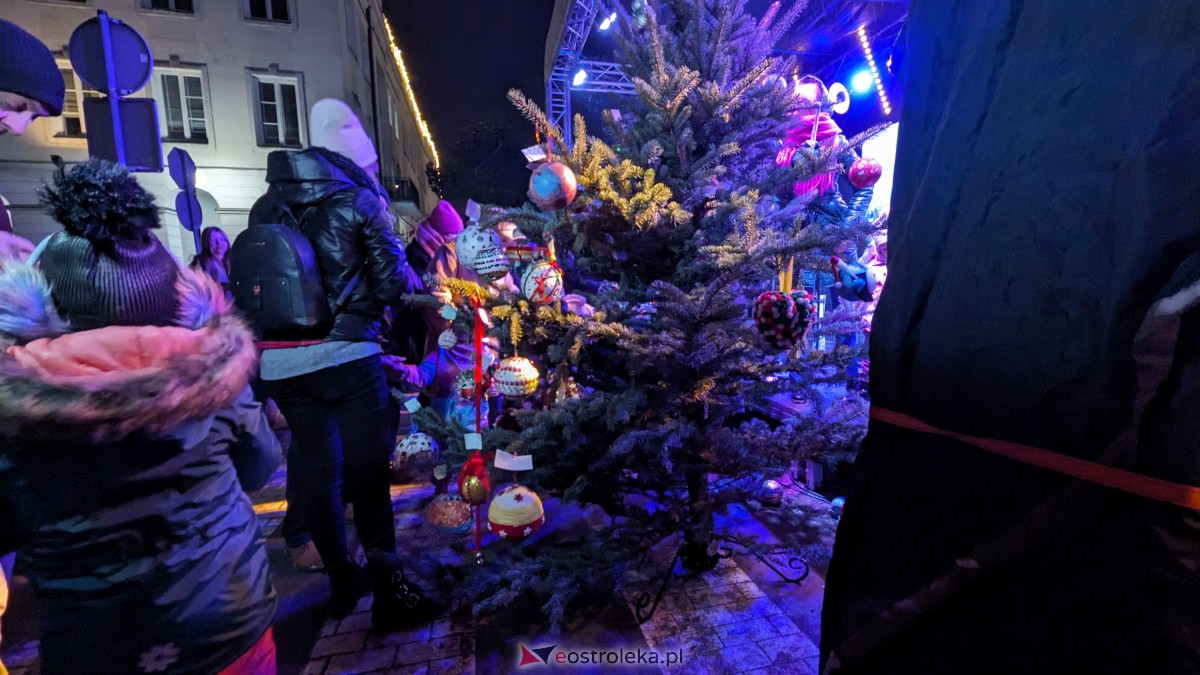 I KurpiowskiJarmark Bożonarodzeniowy w Ostrołęce - strojenie choinki [10.12.2023] - zdjęcie #9 - eOstroleka.pl