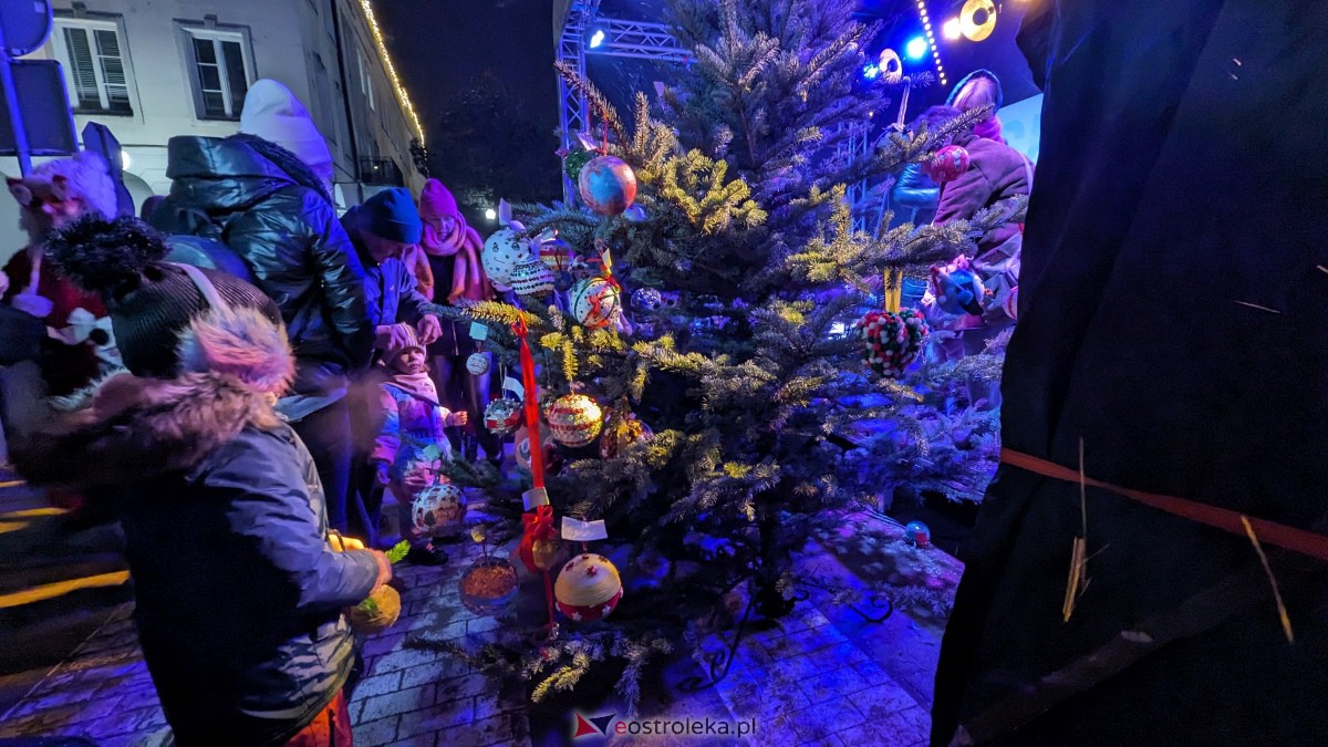 I KurpiowskiJarmark Bożonarodzeniowy w Ostrołęce - strojenie choinki [10.12.2023] - zdjęcie #8 - eOstroleka.pl
