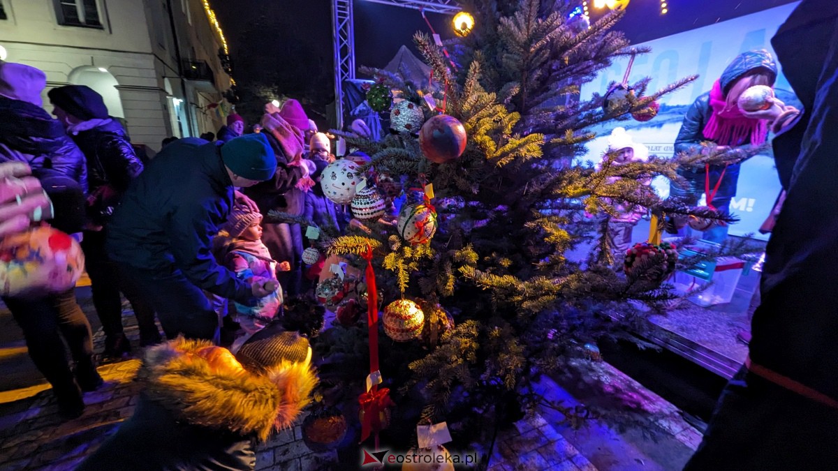 I KurpiowskiJarmark Bożonarodzeniowy w Ostrołęce - strojenie choinki [10.12.2023] - zdjęcie #7 - eOstroleka.pl