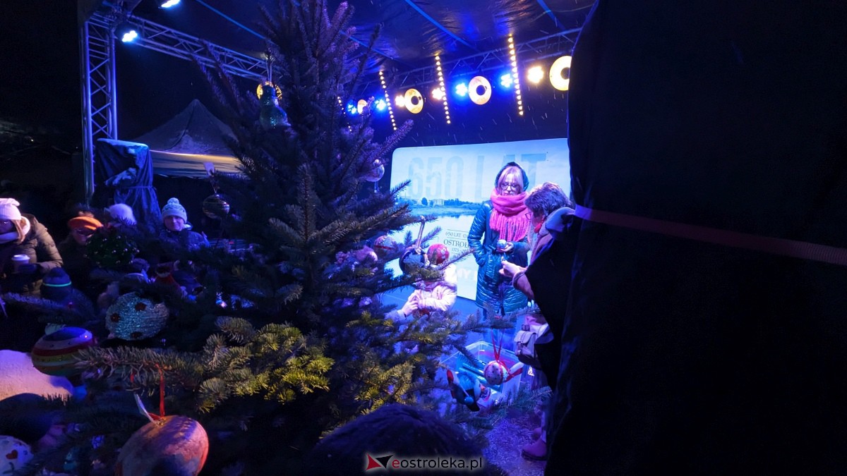 I KurpiowskiJarmark Bożonarodzeniowy w Ostrołęce - strojenie choinki [10.12.2023] - zdjęcie #6 - eOstroleka.pl