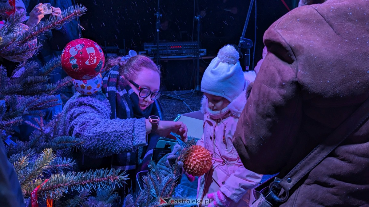 I KurpiowskiJarmark Bożonarodzeniowy w Ostrołęce - strojenie choinki [10.12.2023] - zdjęcie #5 - eOstroleka.pl