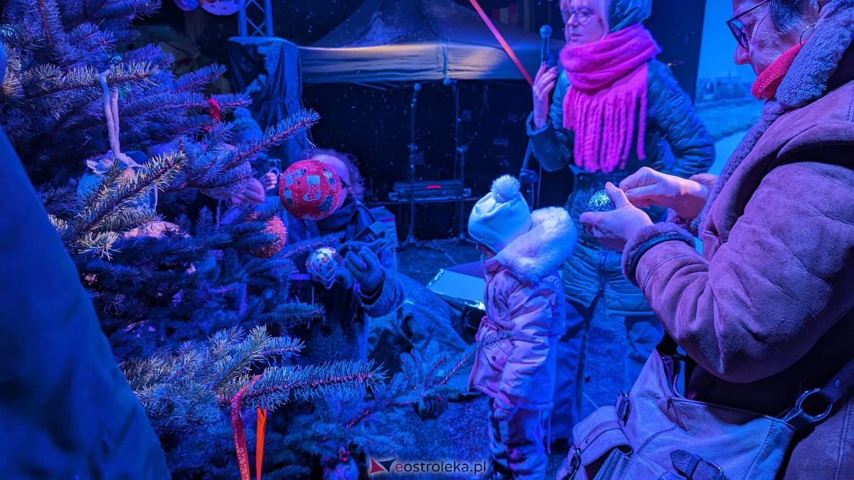 I KurpiowskiJarmark Bożonarodzeniowy w Ostrołęce - strojenie choinki [10.12.2023] - zdjęcie #4 - eOstroleka.pl