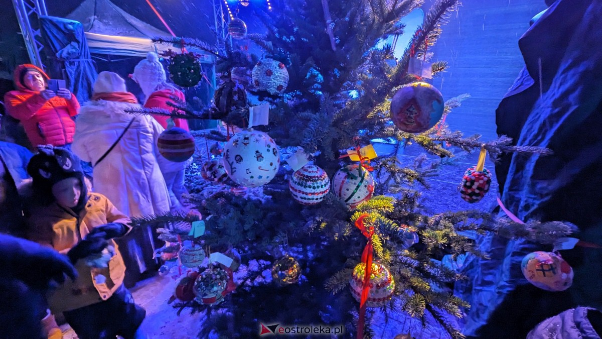 I KurpiowskiJarmark Bożonarodzeniowy w Ostrołęce - strojenie choinki [10.12.2023] - zdjęcie #3 - eOstroleka.pl