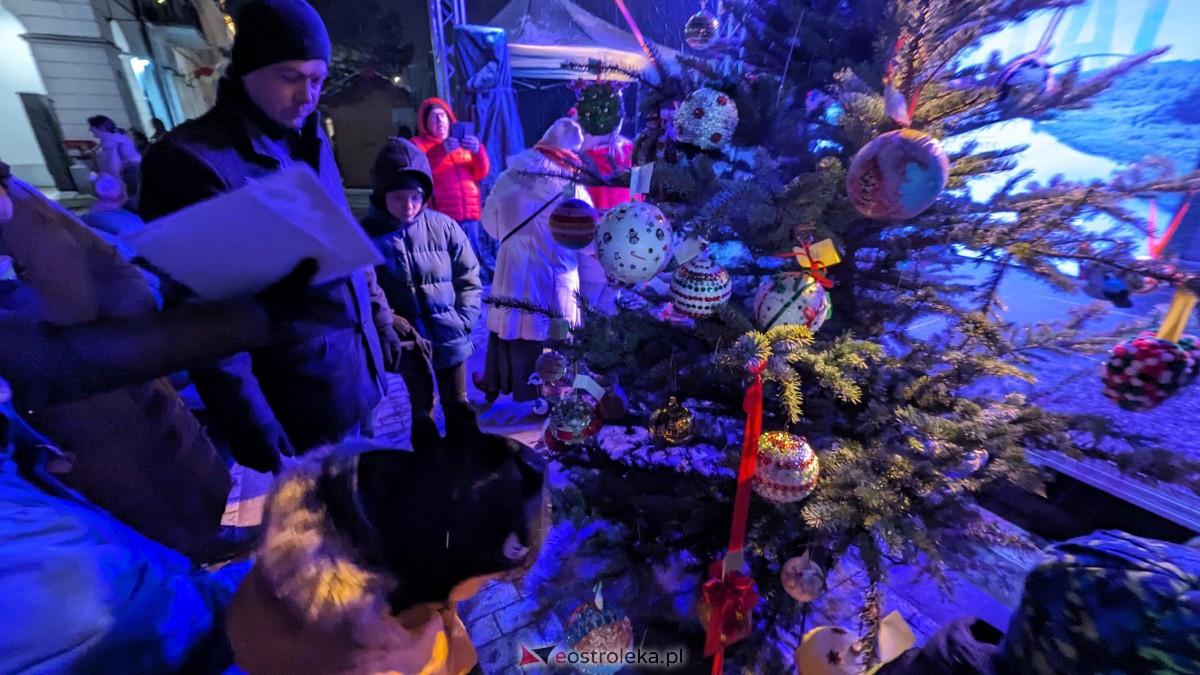 I KurpiowskiJarmark Bożonarodzeniowy w Ostrołęce - strojenie choinki [10.12.2023] - zdjęcie #2 - eOstroleka.pl