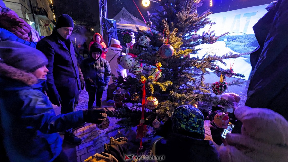 I KurpiowskiJarmark Bożonarodzeniowy w Ostrołęce - strojenie choinki [10.12.2023] - zdjęcie #1 - eOstroleka.pl