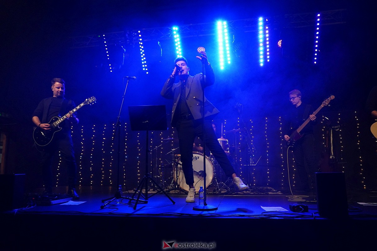 Co za koncert! Filip Lato i Patrycja Kosiarkiewicz wystąpił w Multimedialnym Centrum Natura [10.12.2023] - zdjęcie #121 - eOstroleka.pl