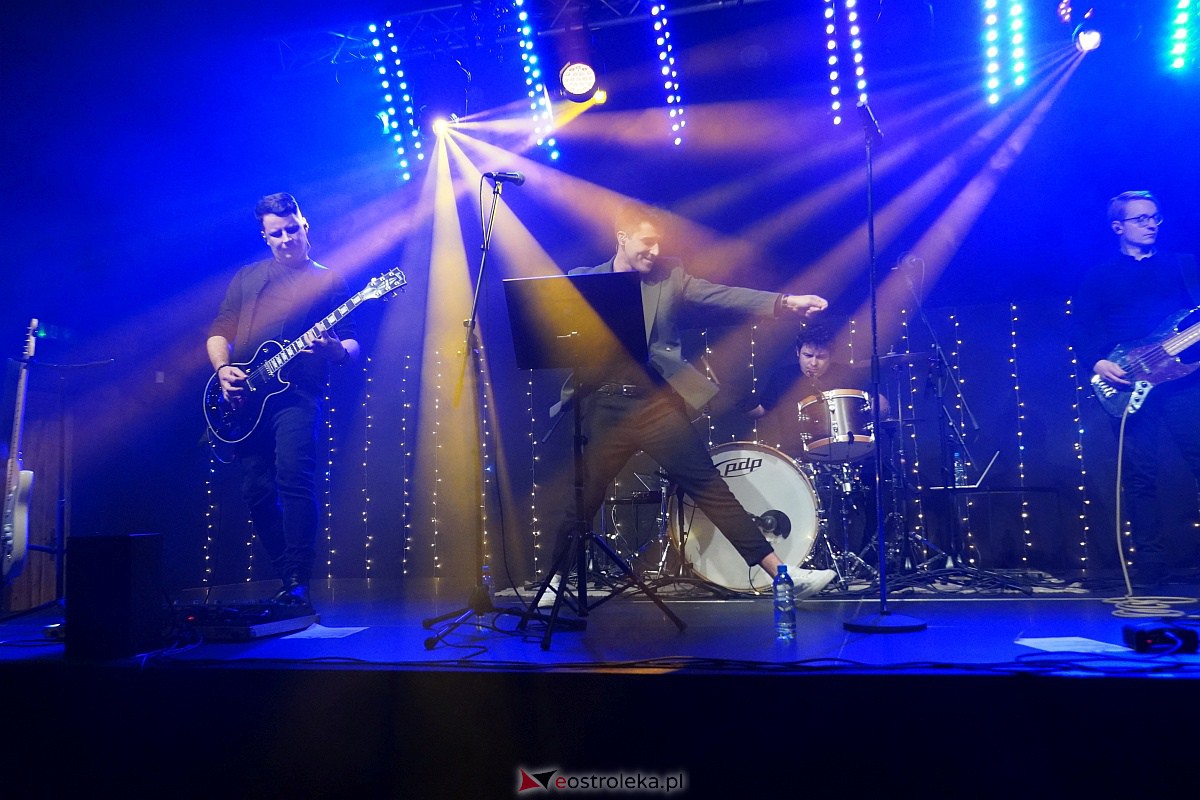 Co za koncert! Filip Lato i Patrycja Kosiarkiewicz wystąpił w Multimedialnym Centrum Natura [10.12.2023] - zdjęcie #116 - eOstroleka.pl