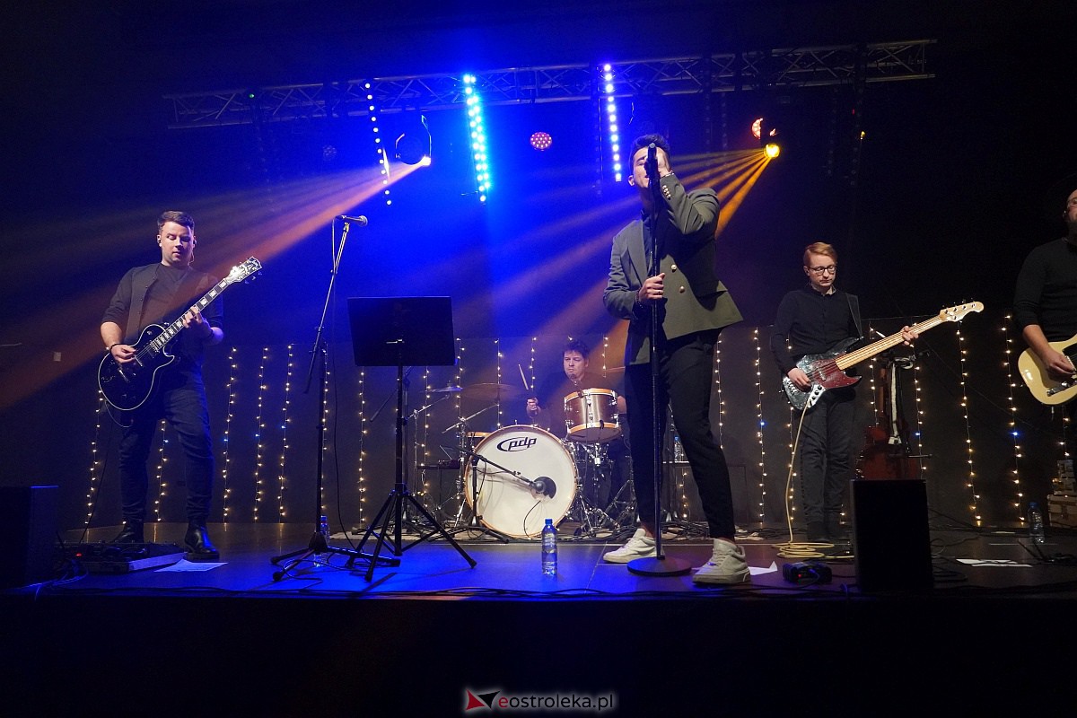 Co za koncert! Filip Lato i Patrycja Kosiarkiewicz wystąpił w Multimedialnym Centrum Natura [10.12.2023] - zdjęcie #106 - eOstroleka.pl