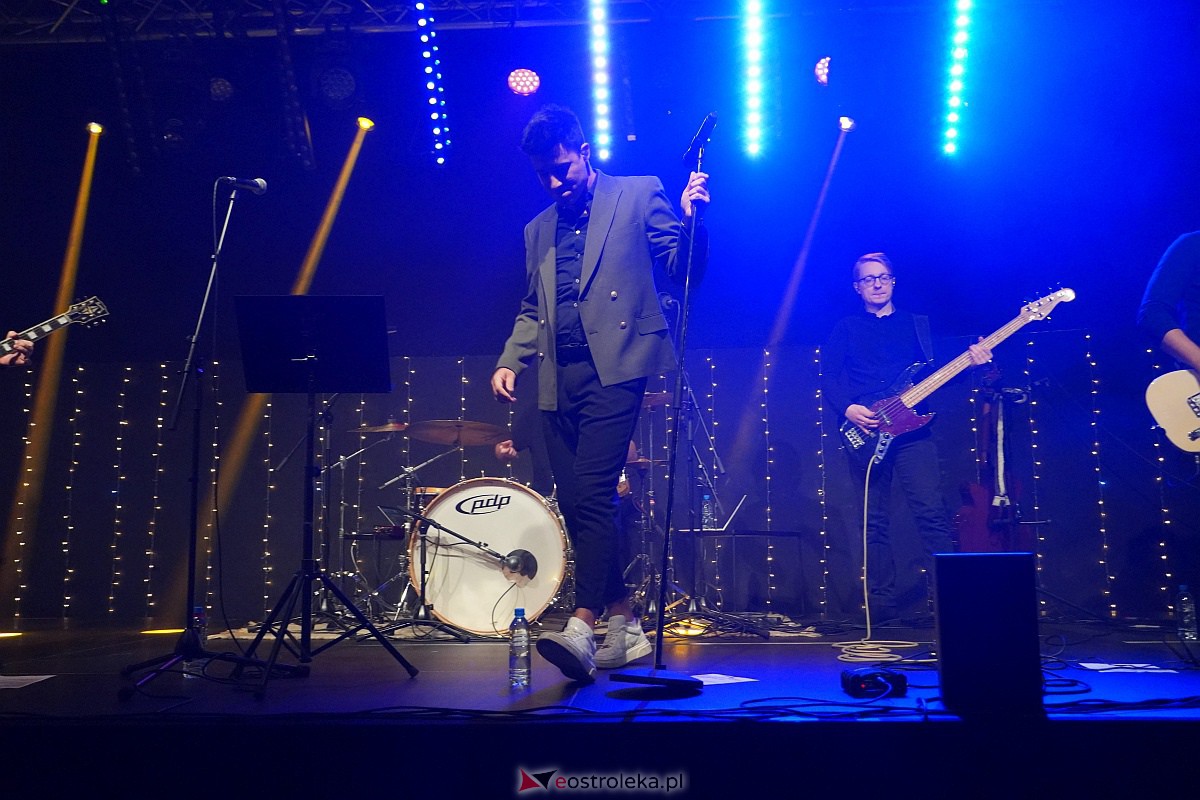 Co za koncert! Filip Lato i Patrycja Kosiarkiewicz wystąpił w Multimedialnym Centrum Natura [10.12.2023] - zdjęcie #99 - eOstroleka.pl
