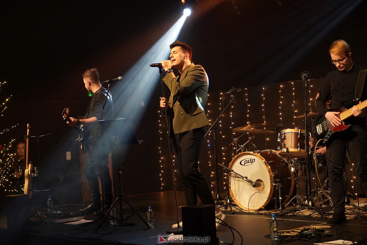 Co za koncert! Filip Lato i Patrycja Kosiarkiewicz wystąpił w Multimedialnym Centrum Natura [10.12.2023] - zdjęcie #92 - eOstroleka.pl