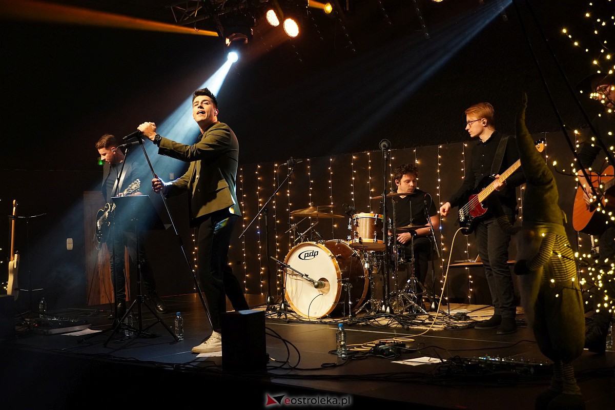 Co za koncert! Filip Lato i Patrycja Kosiarkiewicz wystąpił w Multimedialnym Centrum Natura [10.12.2023] - zdjęcie #91 - eOstroleka.pl