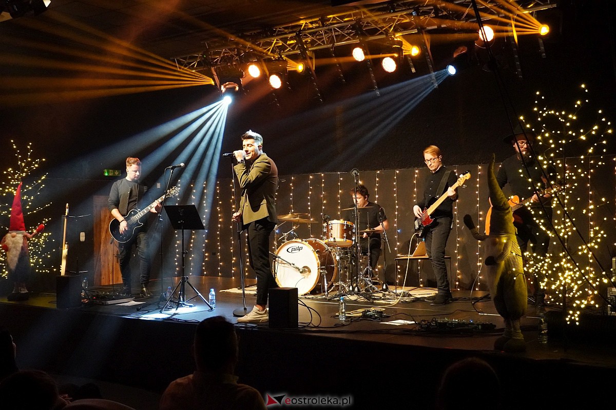 Co za koncert! Filip Lato i Patrycja Kosiarkiewicz wystąpił w Multimedialnym Centrum Natura [10.12.2023] - zdjęcie #85 - eOstroleka.pl