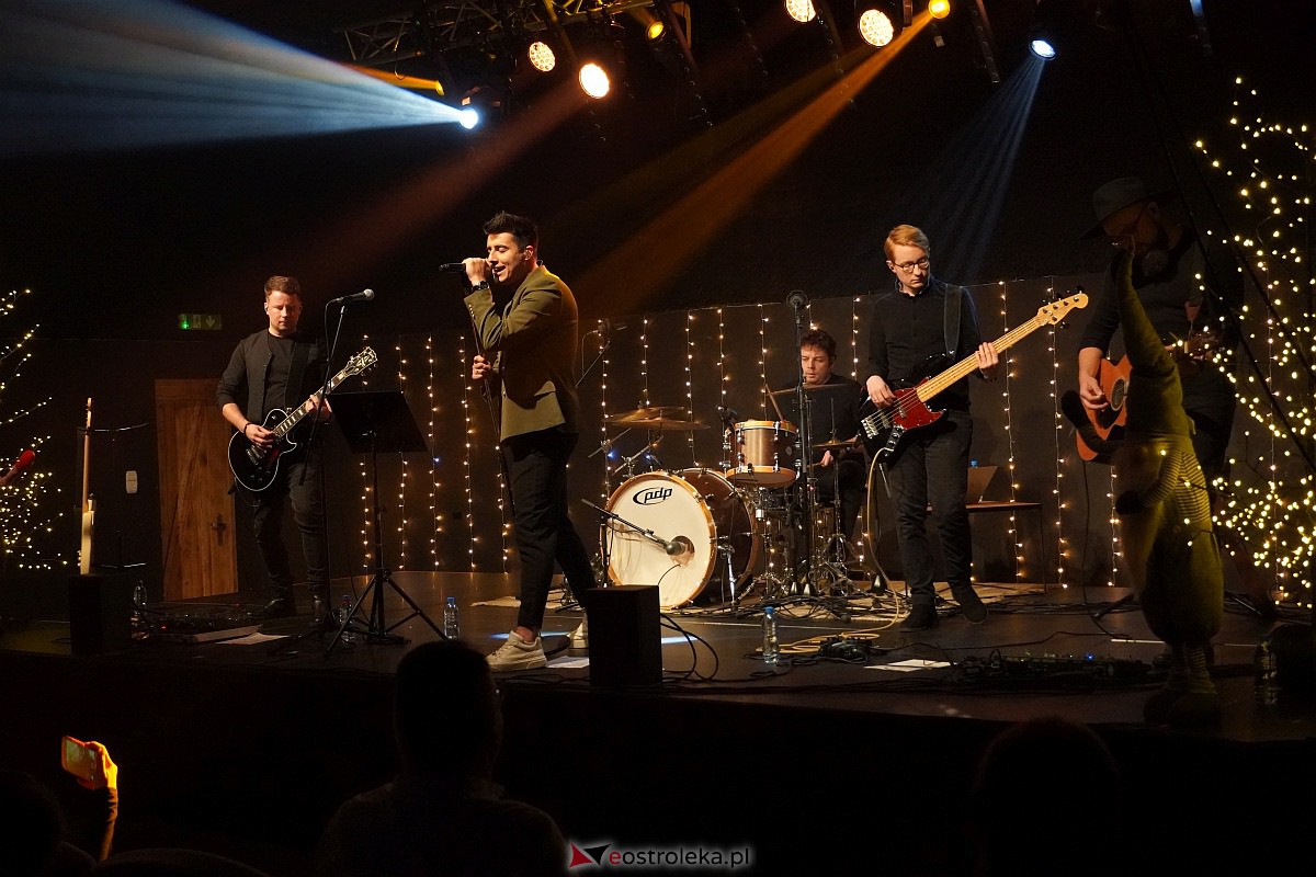 Co za koncert! Filip Lato i Patrycja Kosiarkiewicz wystąpił w Multimedialnym Centrum Natura [10.12.2023] - zdjęcie #83 - eOstroleka.pl