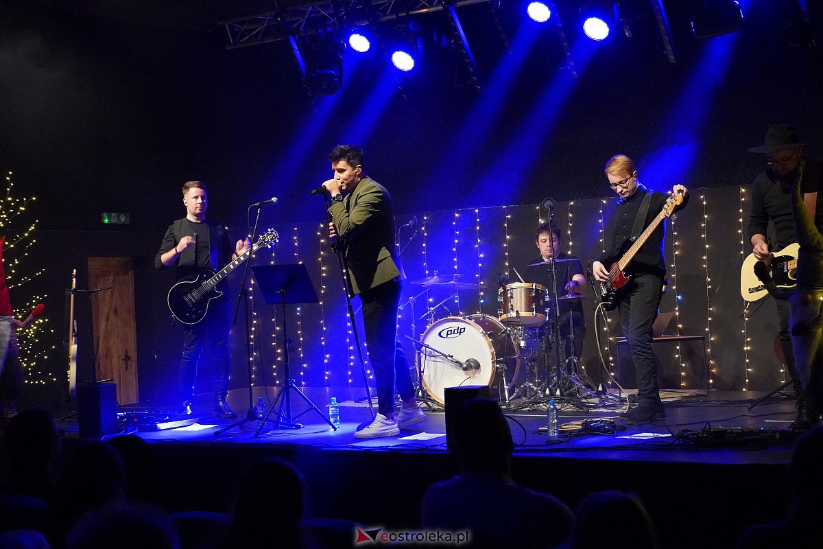 Co za koncert! Filip Lato i Patrycja Kosiarkiewicz wystąpił w Multimedialnym Centrum Natura [10.12.2023] - zdjęcie #82 - eOstroleka.pl