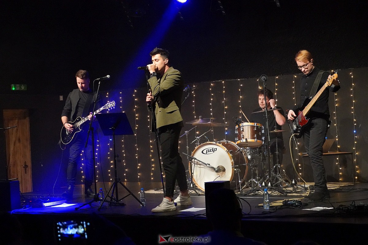Co za koncert! Filip Lato i Patrycja Kosiarkiewicz wystąpił w Multimedialnym Centrum Natura [10.12.2023] - zdjęcie #81 - eOstroleka.pl