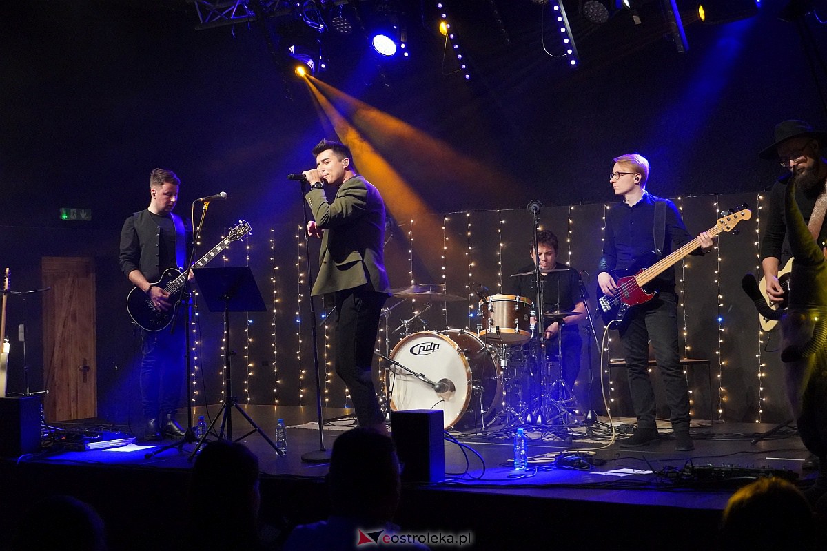 Co za koncert! Filip Lato i Patrycja Kosiarkiewicz wystąpił w Multimedialnym Centrum Natura [10.12.2023] - zdjęcie #78 - eOstroleka.pl