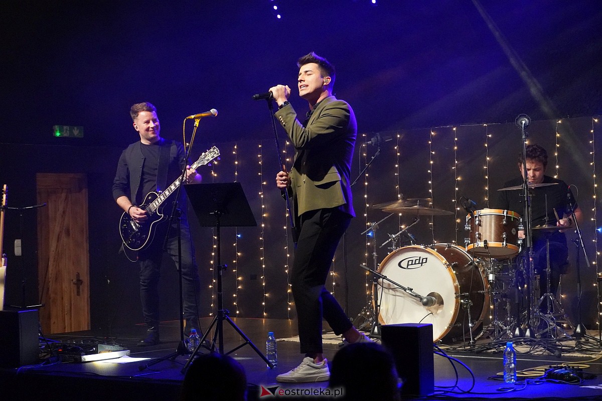 Co za koncert! Filip Lato i Patrycja Kosiarkiewicz wystąpił w Multimedialnym Centrum Natura [10.12.2023] - zdjęcie #77 - eOstroleka.pl