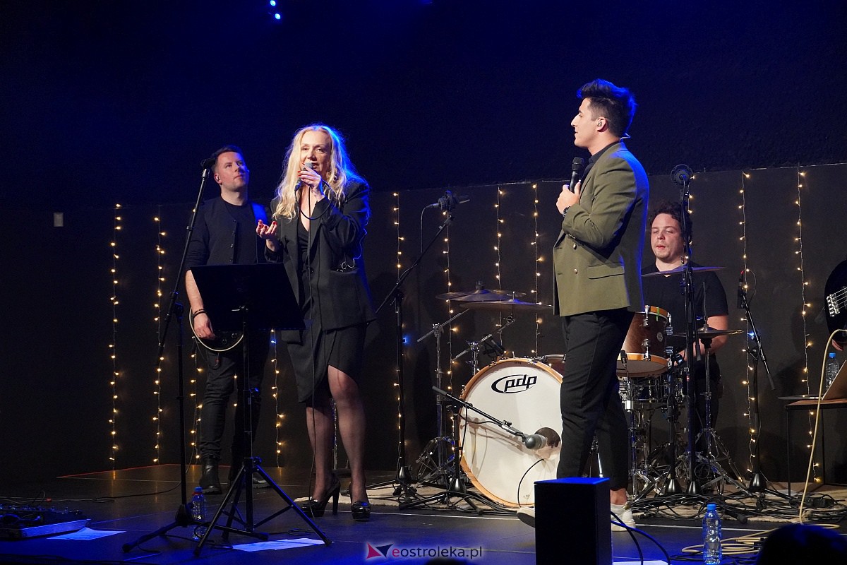 Co za koncert! Filip Lato i Patrycja Kosiarkiewicz wystąpił w Multimedialnym Centrum Natura [10.12.2023] - zdjęcie #65 - eOstroleka.pl