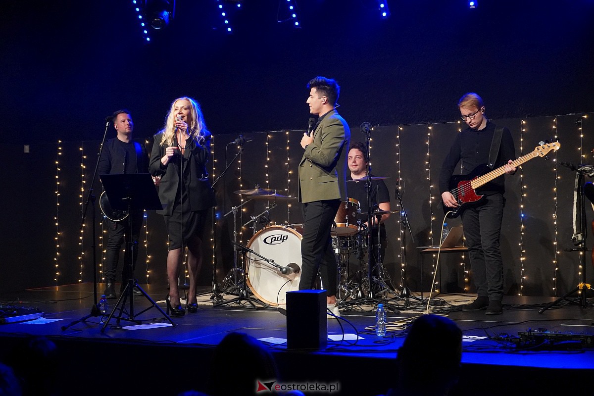 Co za koncert! Filip Lato i Patrycja Kosiarkiewicz wystąpił w Multimedialnym Centrum Natura [10.12.2023] - zdjęcie #64 - eOstroleka.pl