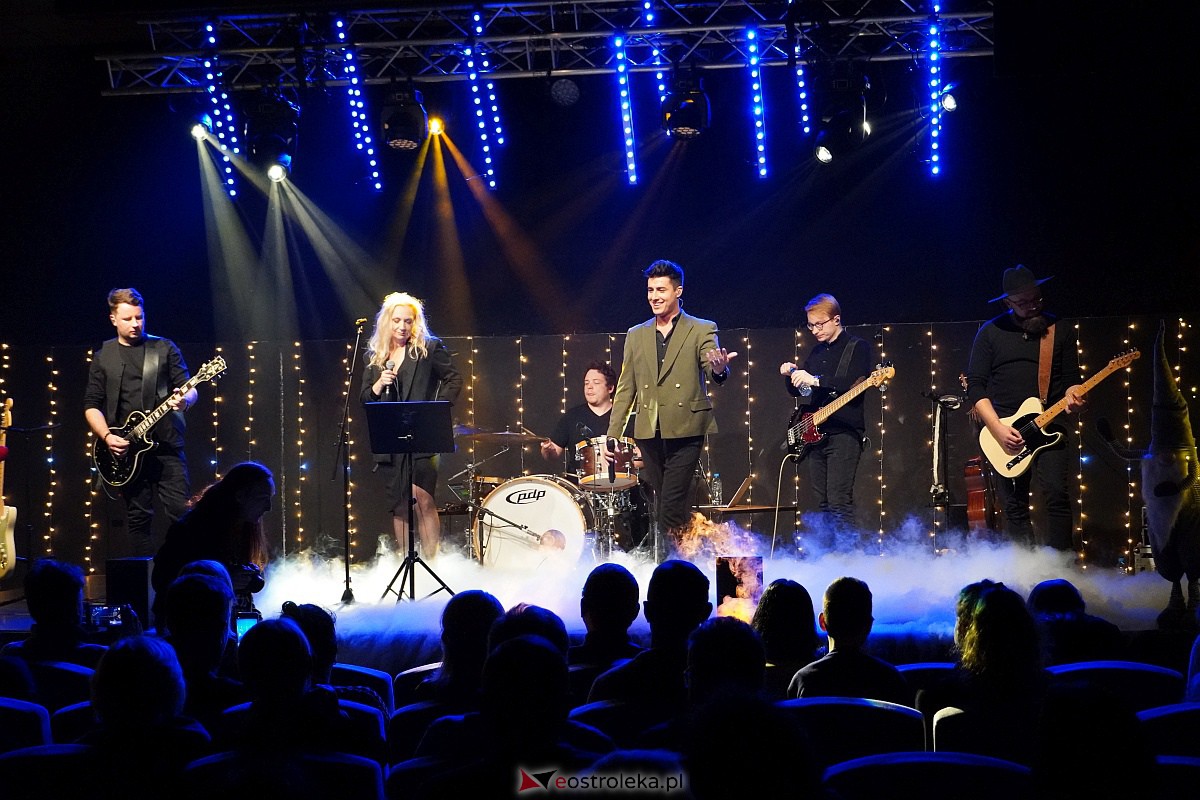 Co za koncert! Filip Lato i Patrycja Kosiarkiewicz wystąpił w Multimedialnym Centrum Natura [10.12.2023] - zdjęcie #62 - eOstroleka.pl