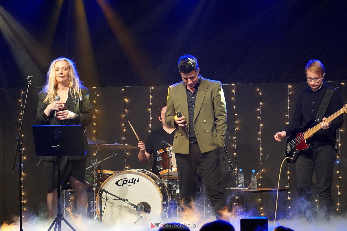 Co za koncert! Filip Lato i Patrycja Kosiarkiewicz wystąpił w Multimedialnym Centrum Natura [10.12.2023] - zdjęcie #61 - eOstroleka.pl