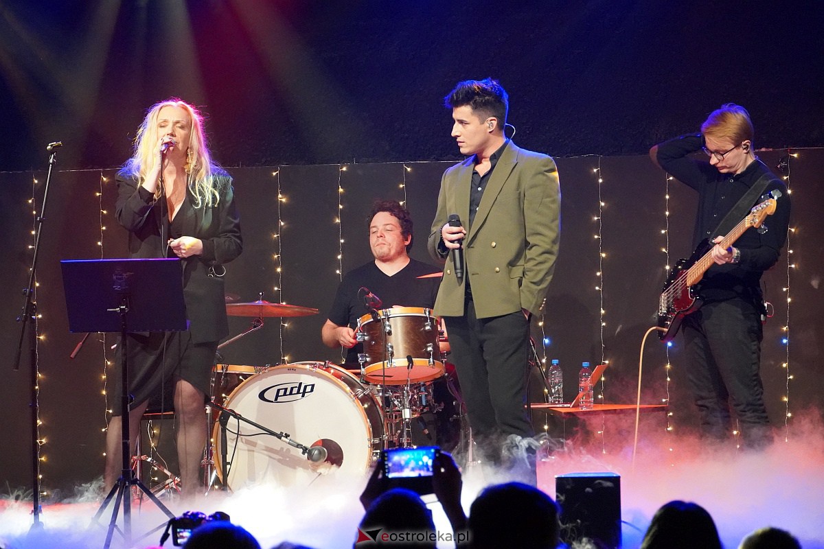 Co za koncert! Filip Lato i Patrycja Kosiarkiewicz wystąpił w Multimedialnym Centrum Natura [10.12.2023] - zdjęcie #60 - eOstroleka.pl