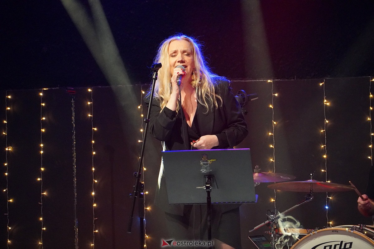 Co za koncert! Filip Lato i Patrycja Kosiarkiewicz wystąpił w Multimedialnym Centrum Natura [10.12.2023] - zdjęcie #59 - eOstroleka.pl