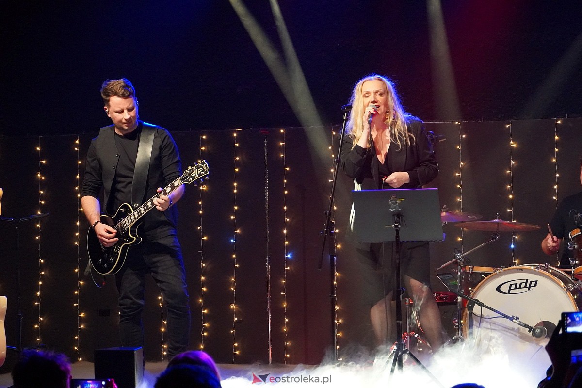 Co za koncert! Filip Lato i Patrycja Kosiarkiewicz wystąpił w Multimedialnym Centrum Natura [10.12.2023] - zdjęcie #58 - eOstroleka.pl