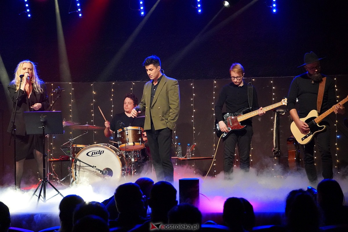 Co za koncert! Filip Lato i Patrycja Kosiarkiewicz wystąpił w Multimedialnym Centrum Natura [10.12.2023] - zdjęcie #56 - eOstroleka.pl