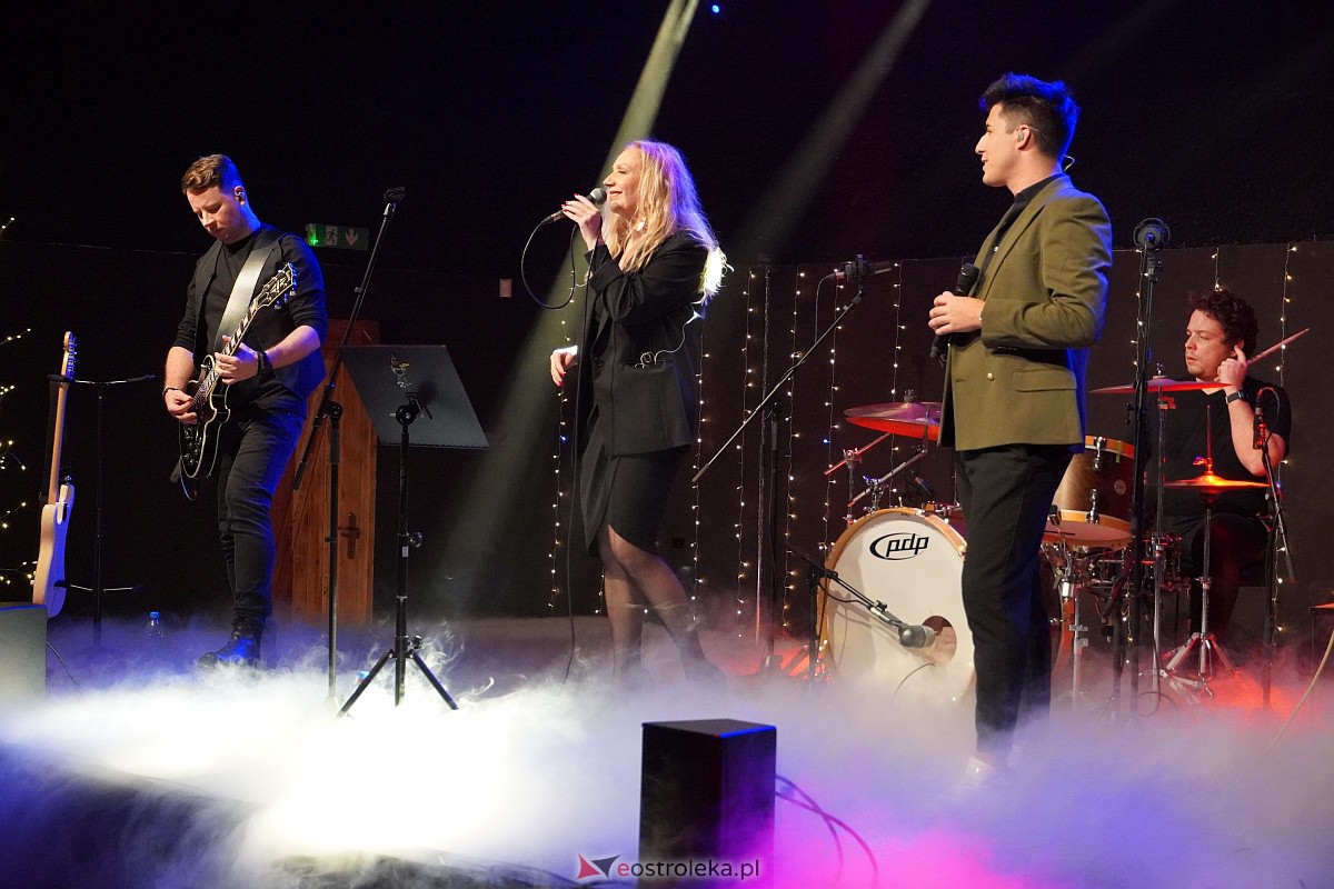 Co za koncert! Filip Lato i Patrycja Kosiarkiewicz wystąpił w Multimedialnym Centrum Natura [10.12.2023] - zdjęcie #55 - eOstroleka.pl