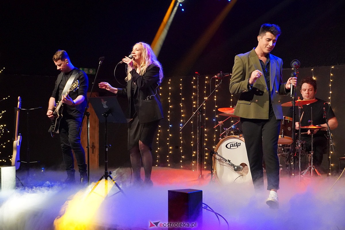 Co za koncert! Filip Lato i Patrycja Kosiarkiewicz wystąpił w Multimedialnym Centrum Natura [10.12.2023] - zdjęcie #54 - eOstroleka.pl