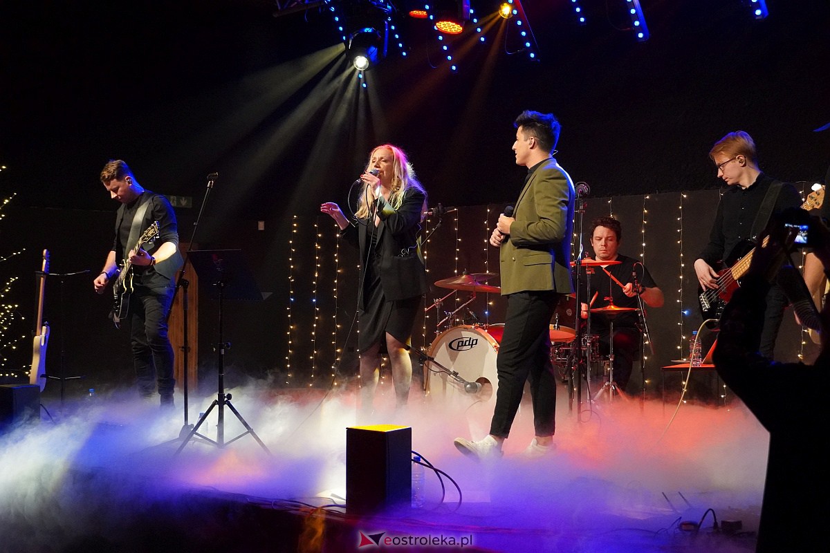 Co za koncert! Filip Lato i Patrycja Kosiarkiewicz wystąpił w Multimedialnym Centrum Natura [10.12.2023] - zdjęcie #50 - eOstroleka.pl