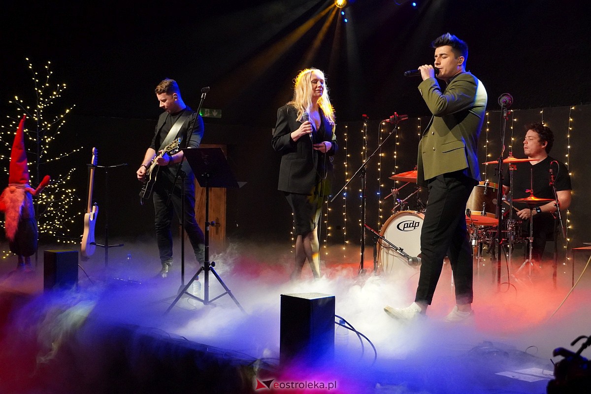 Co za koncert! Filip Lato i Patrycja Kosiarkiewicz wystąpił w Multimedialnym Centrum Natura [10.12.2023] - zdjęcie #49 - eOstroleka.pl