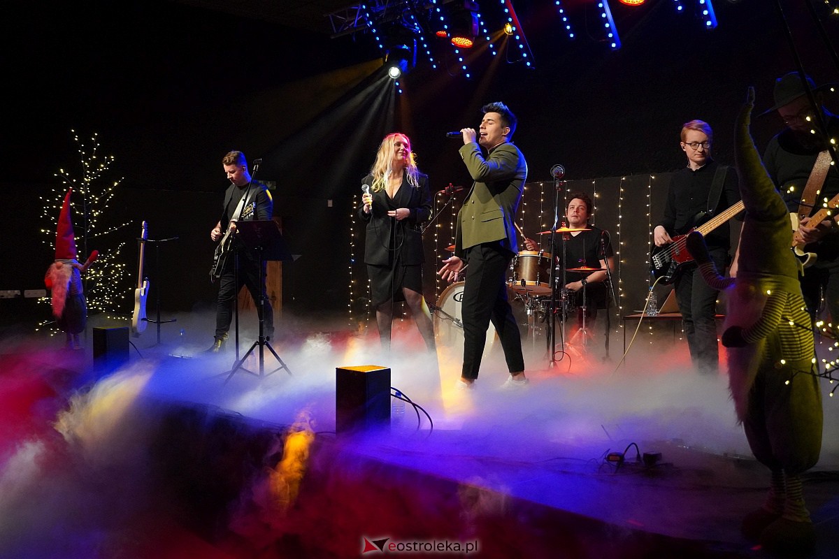 Co za koncert! Filip Lato i Patrycja Kosiarkiewicz wystąpił w Multimedialnym Centrum Natura [10.12.2023] - zdjęcie #48 - eOstroleka.pl