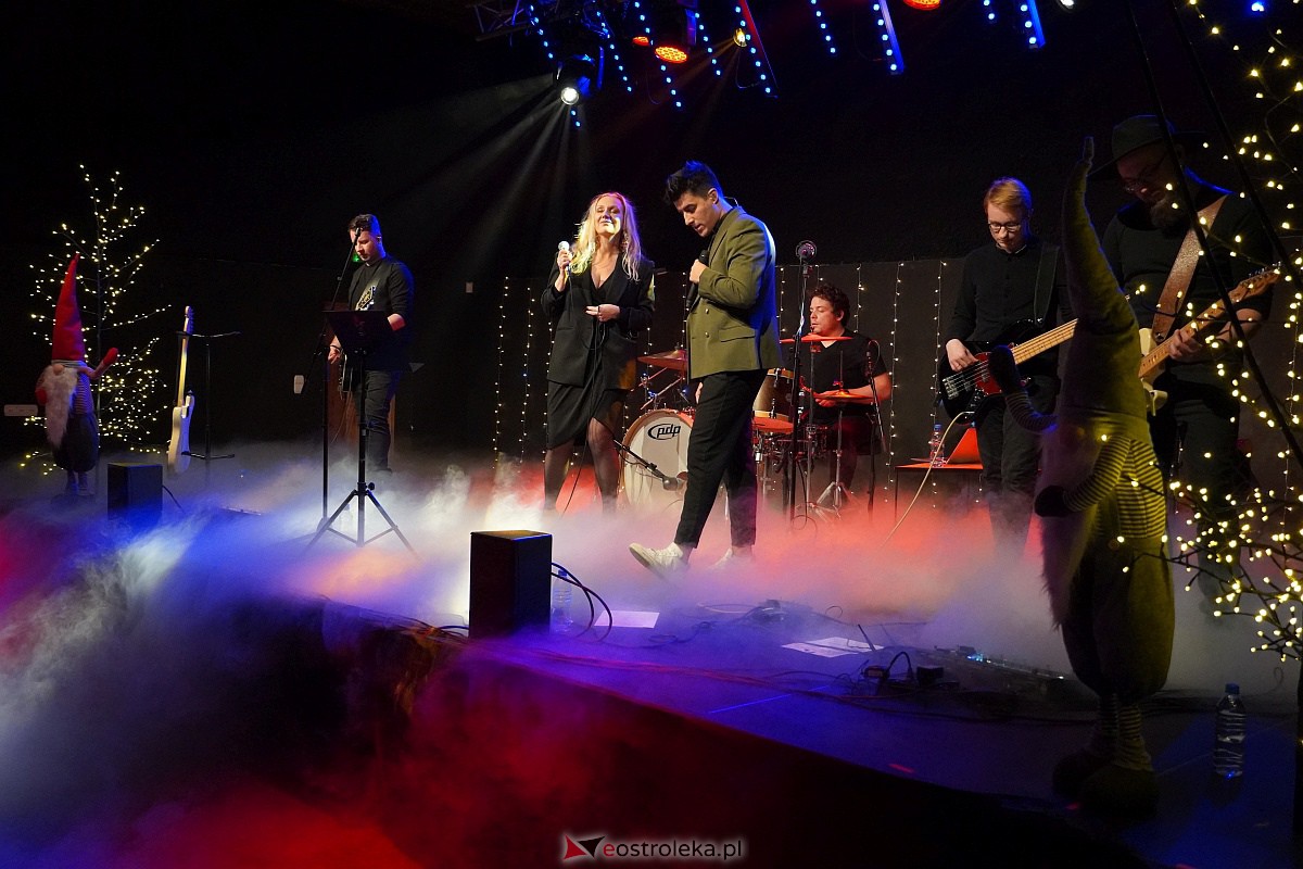 Co za koncert! Filip Lato i Patrycja Kosiarkiewicz wystąpił w Multimedialnym Centrum Natura [10.12.2023] - zdjęcie #46 - eOstroleka.pl