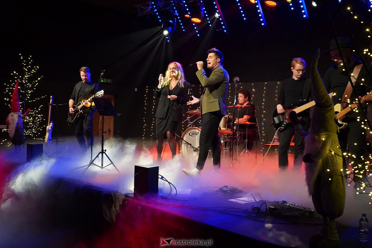 Co za koncert! Filip Lato i Patrycja Kosiarkiewicz wystąpił w Multimedialnym Centrum Natura [10.12.2023] - zdjęcie #45 - eOstroleka.pl