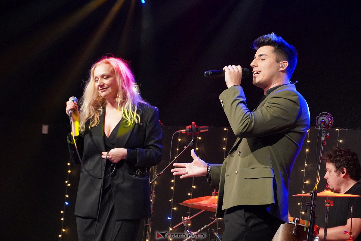 Co za koncert! Filip Lato i Patrycja Kosiarkiewicz wystąpił w Multimedialnym Centrum Natura [10.12.2023] - zdjęcie #44 - eOstroleka.pl