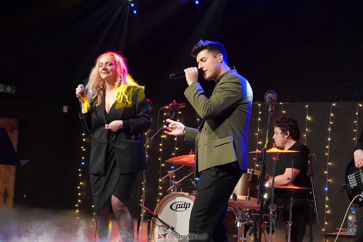 Co za koncert! Filip Lato i Patrycja Kosiarkiewicz wystąpił w Multimedialnym Centrum Natura [10.12.2023] - zdjęcie #43 - eOstroleka.pl