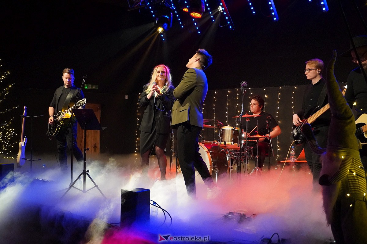 Co za koncert! Filip Lato i Patrycja Kosiarkiewicz wystąpił w Multimedialnym Centrum Natura [10.12.2023] - zdjęcie #42 - eOstroleka.pl