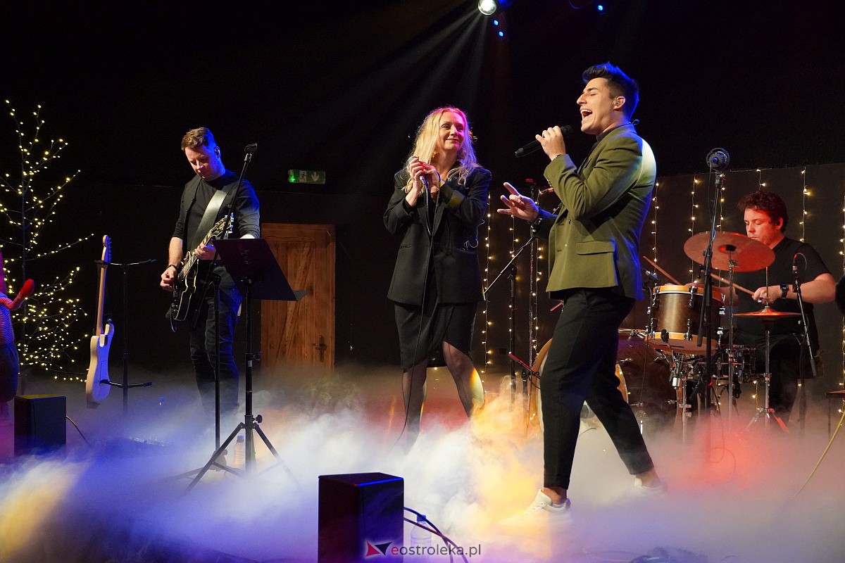 Co za koncert! Filip Lato i Patrycja Kosiarkiewicz wystąpił w Multimedialnym Centrum Natura [10.12.2023] - zdjęcie #41 - eOstroleka.pl
