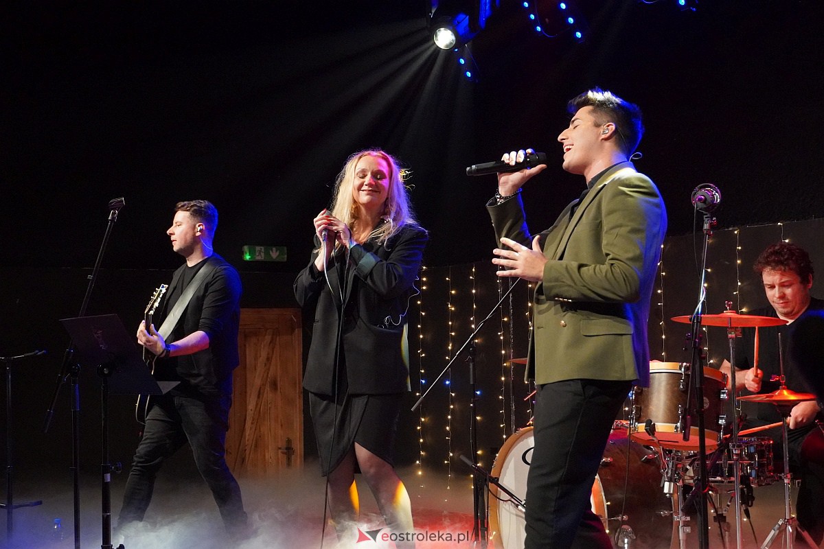 Co za koncert! Filip Lato i Patrycja Kosiarkiewicz wystąpił w Multimedialnym Centrum Natura [10.12.2023] - zdjęcie #40 - eOstroleka.pl